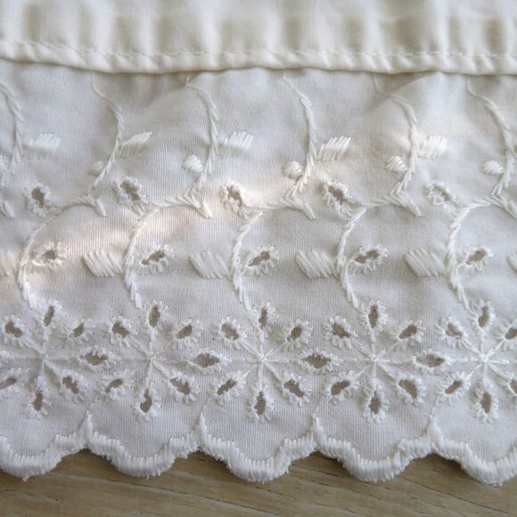 Vintage Martha Stewart Everyday Standard Pillowcases Pair of 2 Eyelet Scalloped - Picture 11 of 13
